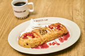 スイーツメニューのストロベリーフレンチトースト【「F BULL’S」初の実店舗『F BULL’S Cafe』誕生】