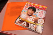 机の上にはメニューとプロレス雑誌。雑誌はプロレス好きなマッチョさんの私物だそう。