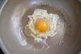 【ライスペーパーガレット】チーズで土手を作って卵を落とします