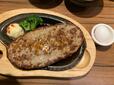 卵と比較すると、でかさがわかりますよね。【びっくりドンキーの「今年もガリバー！」】