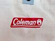 アイボリーで、フロントに入ったレッドの「Coleman」ロゴプリントが映える、カジュアルでおしゃれなデザイン！