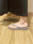 【無印良品 足なり ビーチサンダル】土踏まずの部分がゆるやかに盛り上がったフットベッドが特徴!足裏にほどよく添ってくれます◎