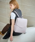 【かるいかばん】「縦型リュック」￥6,050（税込） 着用カラー：ラベンダー