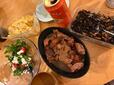 【コストコ 米久かがやき スパイシーカットステーキ】サラダやひじきと並べるだけで食卓が一気に豪華になり、缶ビールとの組み合わせも最高な夜ごはんが完成します◎