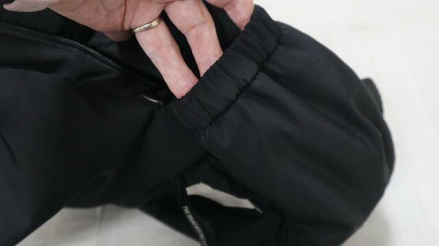 【adidas（アディダス） マストハブ バックパック】両サイドにはスリップインポケットが1つずつ。口はゴム仕様で中身を守ってくれます