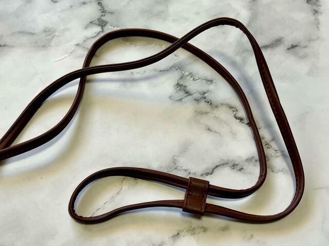 ショルダーストラップは合成皮革なので大人っぽい