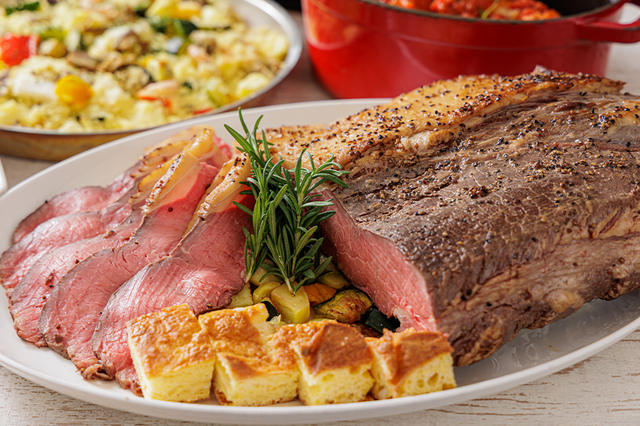 「【イギリス】ローストビーフ グレイビーソース」＜期間：2026年2月1日〜3月31日＞【神戸で世界5カ国の食文化を堪能♪イギリス・イタリア・モロッコ・オーストラリア・日本のメイン料理が90分間食べ放題！】