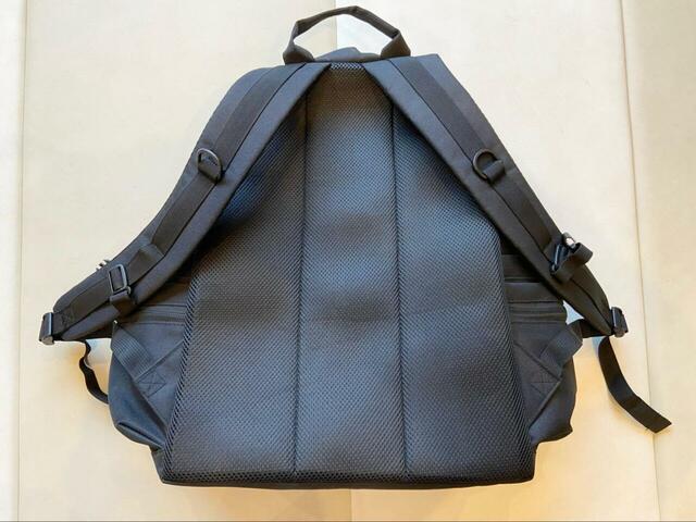 【coca トラベルバックパック】背面はメッシュ素材があしらわれていて、通気性とクッション性に優れています