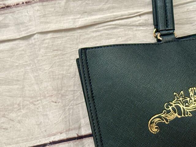 素材は高級感たっぷりな合成皮革