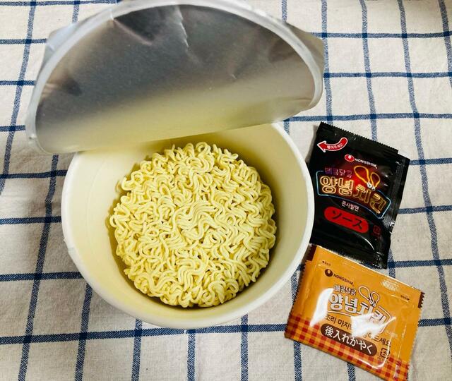 【甘辛ヤンニョムチキン ビビン麺】豊かな風味とアクセントになるトッピングの組み合わせが最高