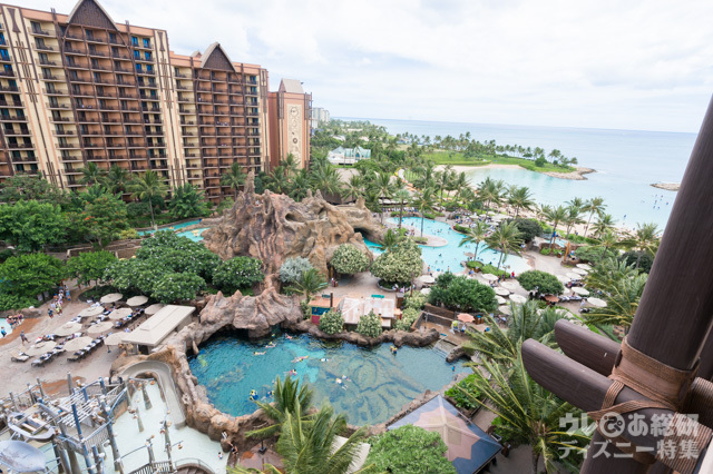 部屋からはプールエリアと海が一望できるアウラニ、目の前に絶景が広がります! 