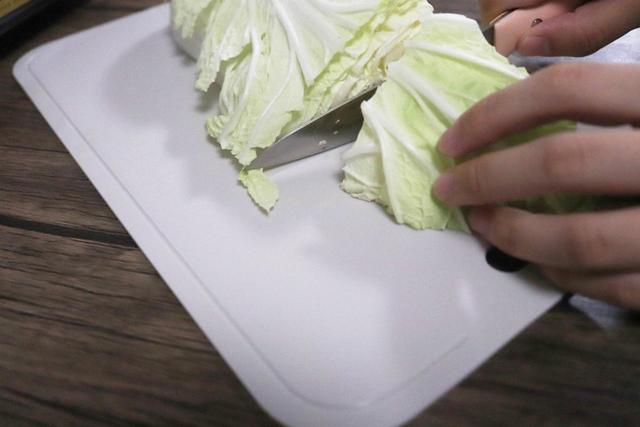 切った食材をそのまま鍋に運べる軽くて曲がるまな板 398円