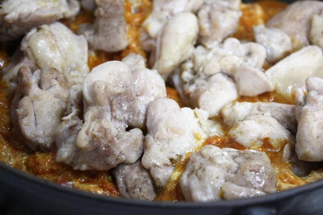 鶏肉を鍋に戻し、全体を混ぜたらフタをし、弱火で20〜30分煮込む