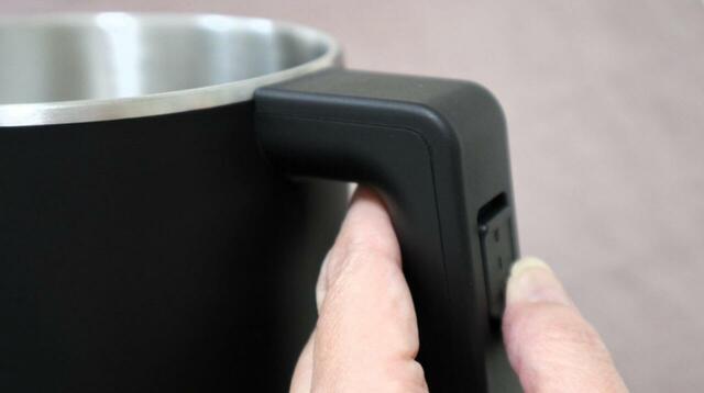 【ニトリ 1台3役の電気ケトルポット】モードは強（600W）、弱（300W）の2つ。ハンドルのスライドボタンで操作します