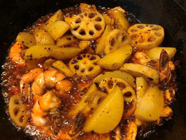 植物油150～200gを鍋に入れ7分通り熱し、ショウガとニンニクを加えて強火で香りを立たせたら「麻辣香鍋の素」を入れて香りが出るまで炒め、準備しておいた肉・魚介類や根菜を加えて炒めます