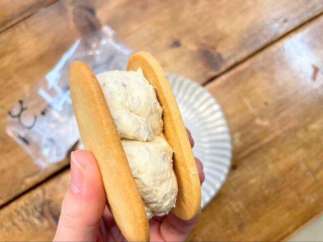 【ローソン Uchi Café Spécialité 密醇バターサンドラムレーズン】クッキー生地は洋酒シロップに漬け込んだ大人の味わい