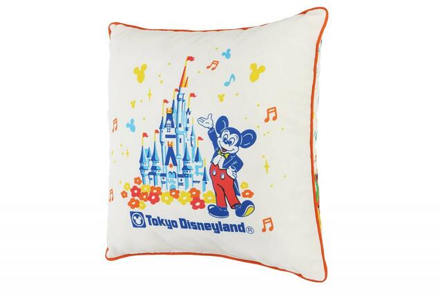 クッション 3,400円|東京ディズニーリゾート40周年記念「Make Your Favorite」第2弾グッズ|販売店舗:東京ディズニーランド「グランドエンポーリアム」、東京ディズニーシー「エンポーリオ」、東京ディズニーリゾート・アプリ|発売日:2024年2月1日(木)