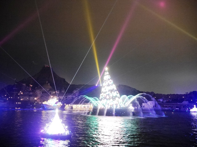 カラー・オブ・クリスマス　サーチライトが夜空を彩ります