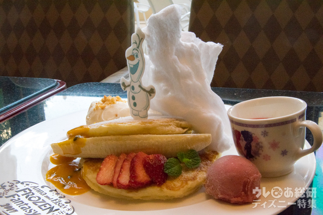 “アナとエルサのフローズンファンタジー” デザートセット スーベニアデミタスカップ付き（2,500円）｜ハイピリオン・ラウンジ｜ディズニーアンバサダーホテル