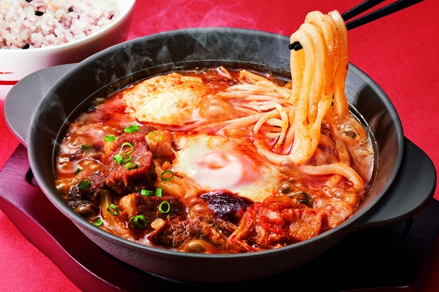 特製 旨辛牛肉チゲ（半玉うどん入り）