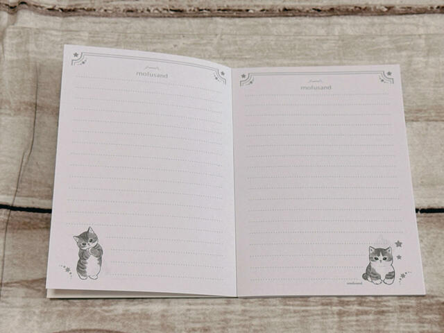 ネイビーは罫線タイプのノート