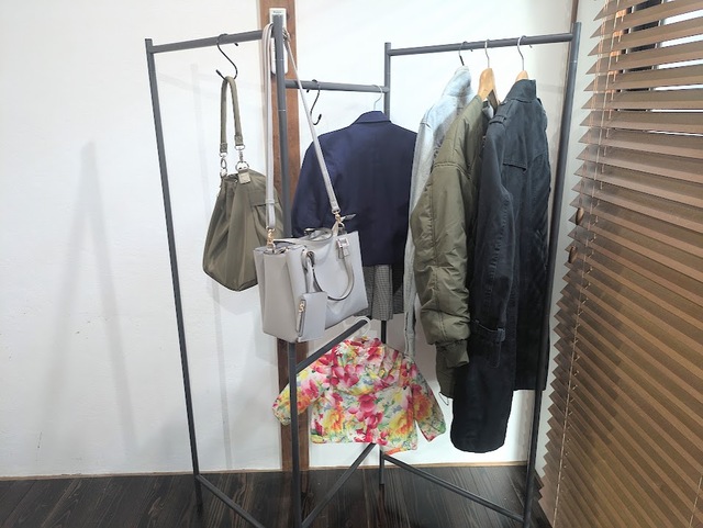 【ニトリ　スリムに収納できるパネル物干しスタンド】S字フックやハンガーなどを用意しておけば、来客時のコートや荷物置き場としても便利です