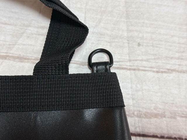 バッグ両サイドにDカン付きで、ショルダーストラップをつけられる仕様