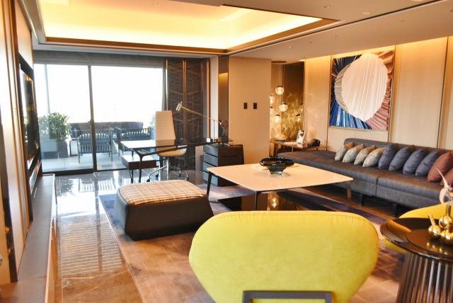 リビングルームの他に、ダイニングルーム、ベッドルーム、バスルーム、キッチンスペースなどがある