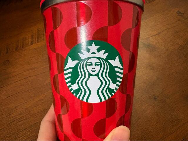 【スターバックスコーヒー　ホリデー2024ステンレスタンブラーレッド355ml】スターバックスのロゴマークが緑なので、赤×緑でクリスマスカラーになっています