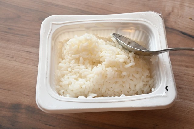 【一目惚れオムライス】温める前にスプーンなどでごはんのまわりに溝を作ります