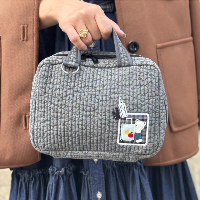 【familiar×ピオヌンナル第三弾／poche】サイズは約縦16×横22×マチ8.5cm。身の回りの小物を入れるのに便利なミニバッグ