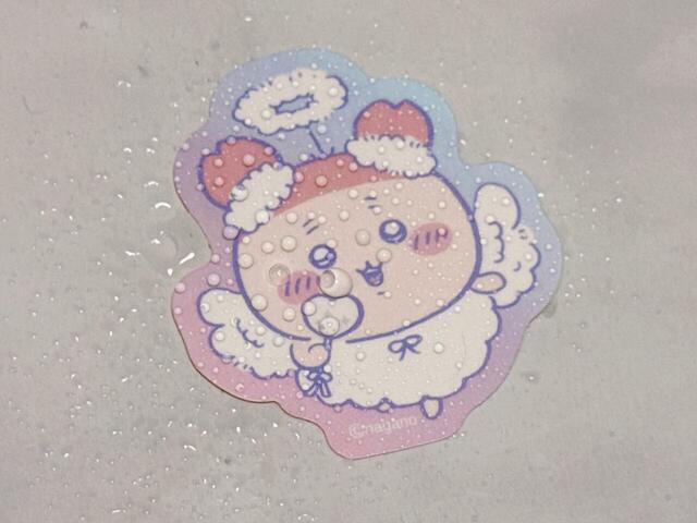 【ちいかわ ダイカットステッカー】耐水性に優れているのもうれしいポイント！霧吹きで水を吹きかけてみました