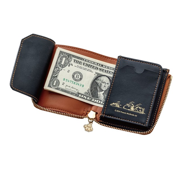 【『SNOOPY YEAR OF THE SNAKE COMPACT WALLET BOOK BROWN』（宝島社）】お札を入れるスペースも完備
