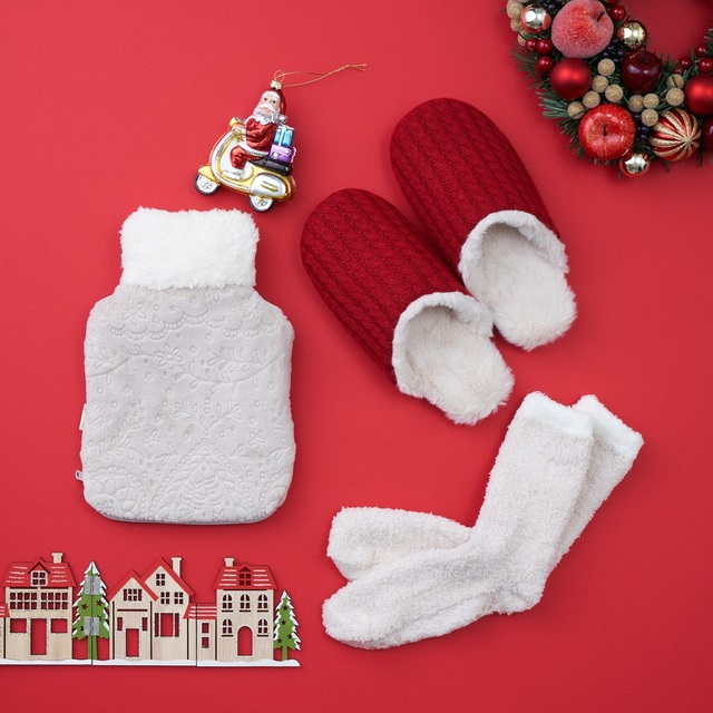 湯たんぽ ¥4,620、ギフトセット(ルームシューズ/ソックス) ¥4,400