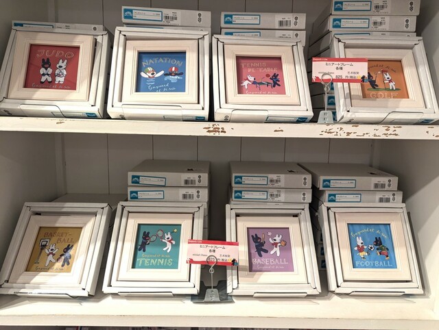 【富士急ハイランド・リサとガスパール タウン】「アートフレーム（スポーツ柄各種）」825円／リサとガスパール タウン ショップ