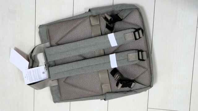 【ワークマン たためて自立する撥水トートリュック】背面はクッション性のあるメッシュ素材。暑い日も快適に背負えます！