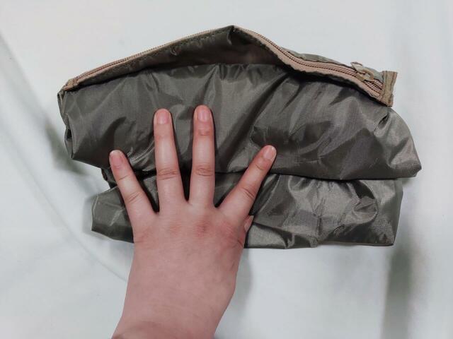 さらにもうひと折りした後で、ポケットを裏返して収納します