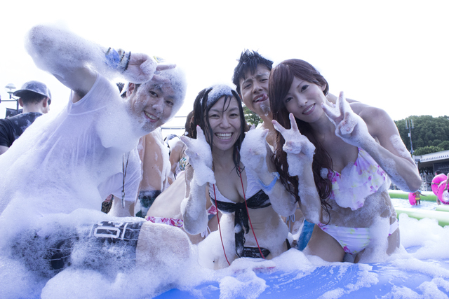 スライドザシティーに参加した水着美女たち