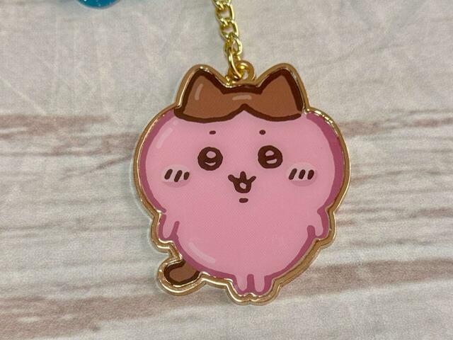 ハチワレのチャームは亜鉛合金。つるんとした質感がキュート♪