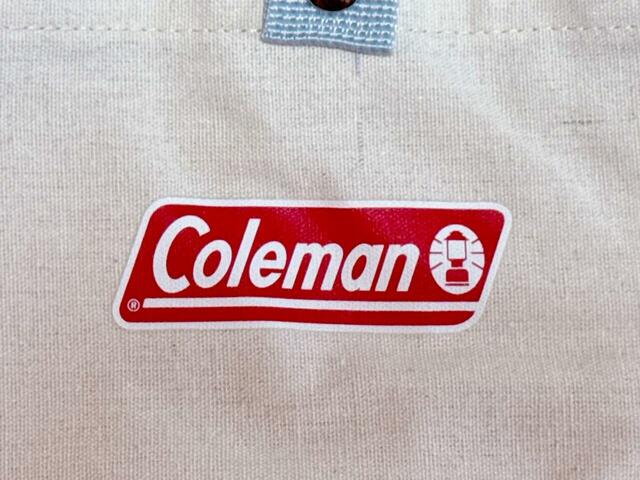 アイボリーで、フロントに入ったレッドの「Coleman」ロゴプリントが映える、カジュアルでおしゃれなデザイン！