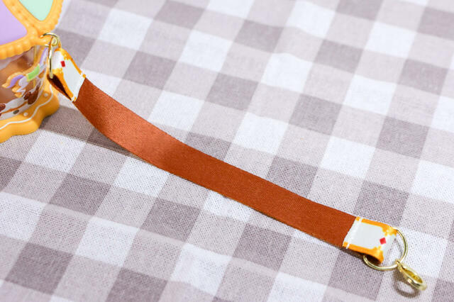 グミキャンディー、ミニスナックケース付き 1400円｜ストラップ裏側