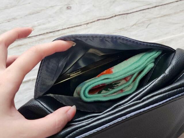 反対側のオープンポケットにはタオルハンカチとスマホをイン