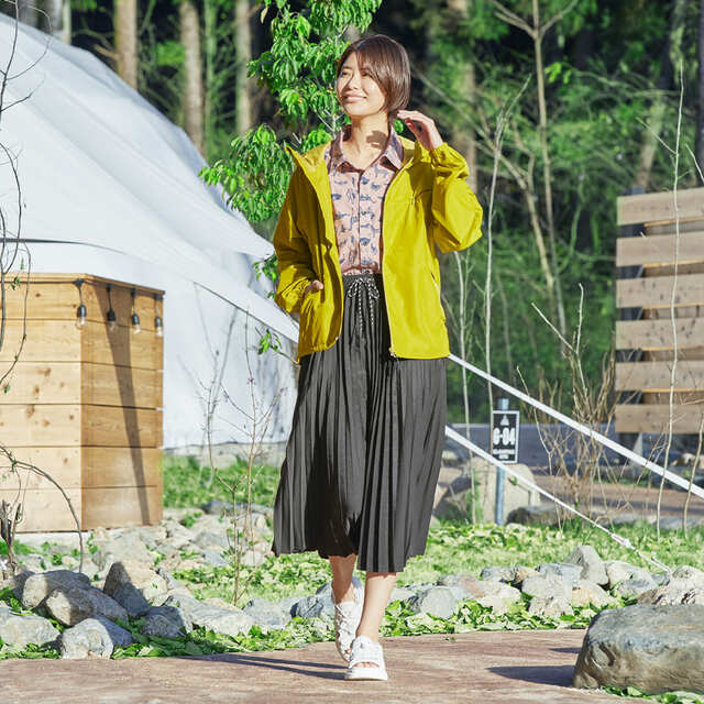 レディース撥水ライトプリーツスカート(税込1,900円)着こなし例、紐のテイストはアウトドアシーンにピッタリ