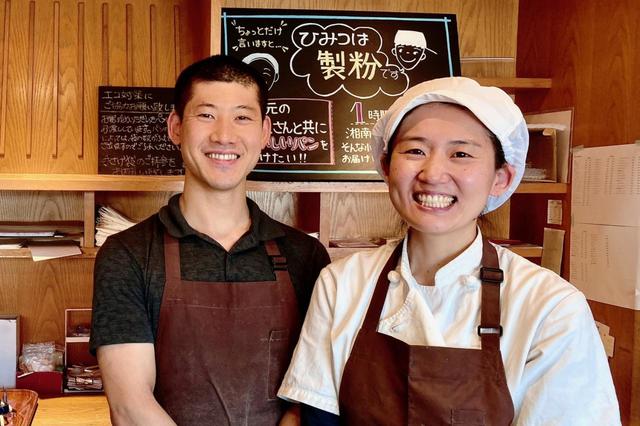 本杉さんが焼いたパンを、奥様の夏子さんが販売している