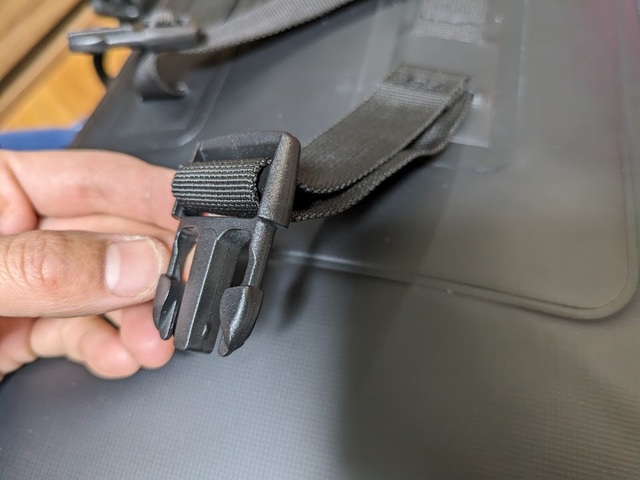 【ワークマン 防水サーモリュック】それぞれバックルのベルトの長さは調節可能