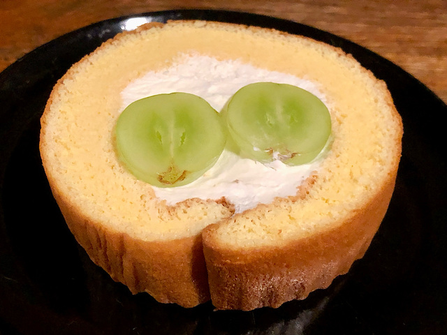 【シャトレーゼ　山梨県産シャインマスカットのふんわりロール】瑞々しいシャインマスカットが美味しそう