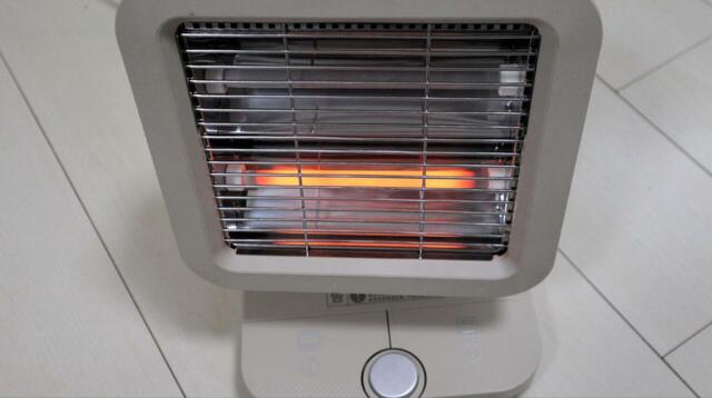 【3COINS 足踏みスイッチヒーター】発熱管は上下に2本あり、左右の足踏みスイッチがそれぞれ対応しています