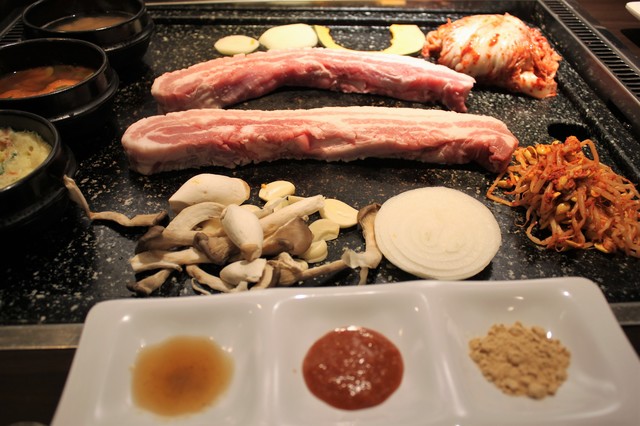 サムギョプサル専門店の肉と副菜。手前右が黄な粉