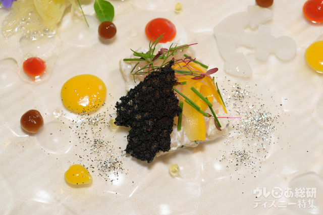 縞鯵のマリネ パプリカのクーリとシトラスフォーム　アオリイカのグリルと才巻海老を添えて｜オチェーアノ“ディズニー・パイレーツ・サマー” ディナーコース（2017）