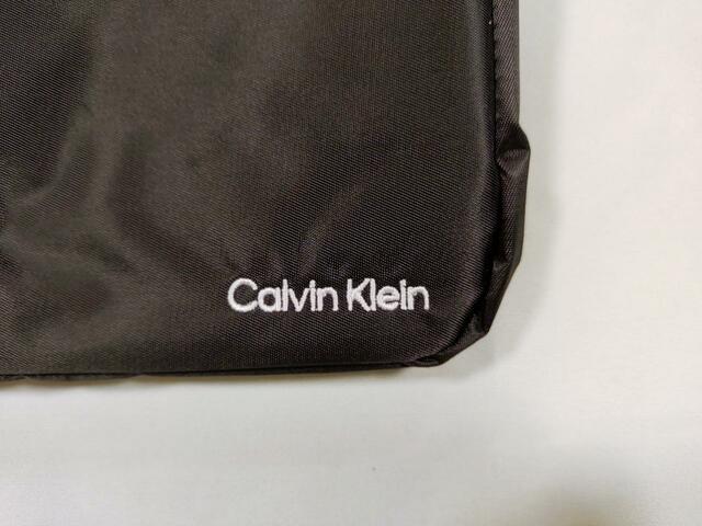 【Calvin Klein（カルバン・クライン）ショルダーバッグ】刺繍ロゴが入っていることで、高級感も
